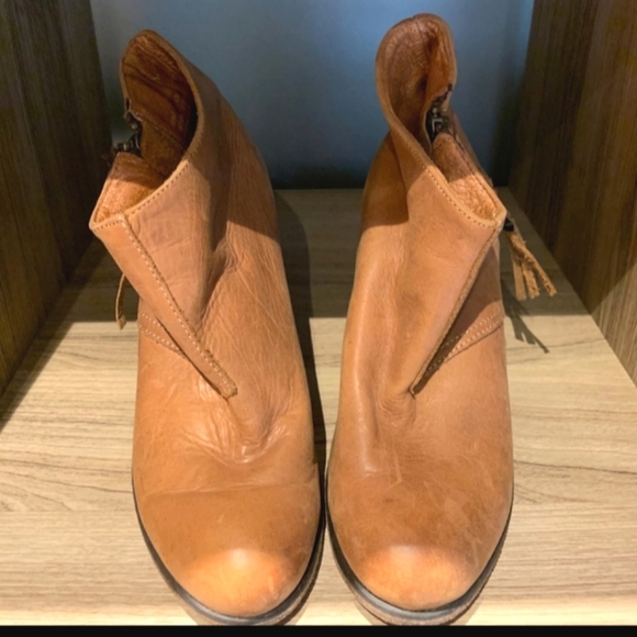Genuine Leather Steve Madden bootie - Picture 5 of 7